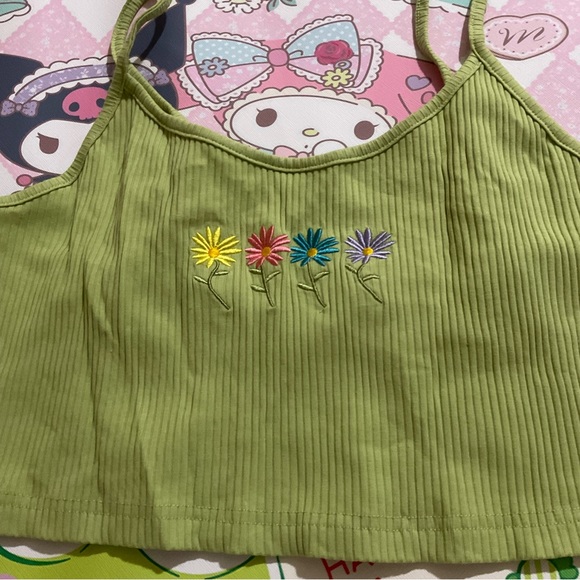 Green Rib-Knit Crop Cami Top with Embroidered Flowers Design NWOT - Picture 2 of 7